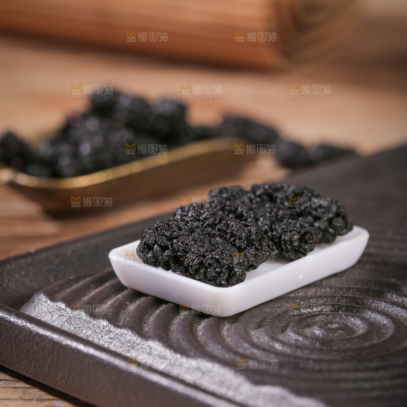 深底上的桑葚干