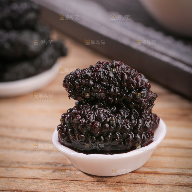 深底上的桑葚干