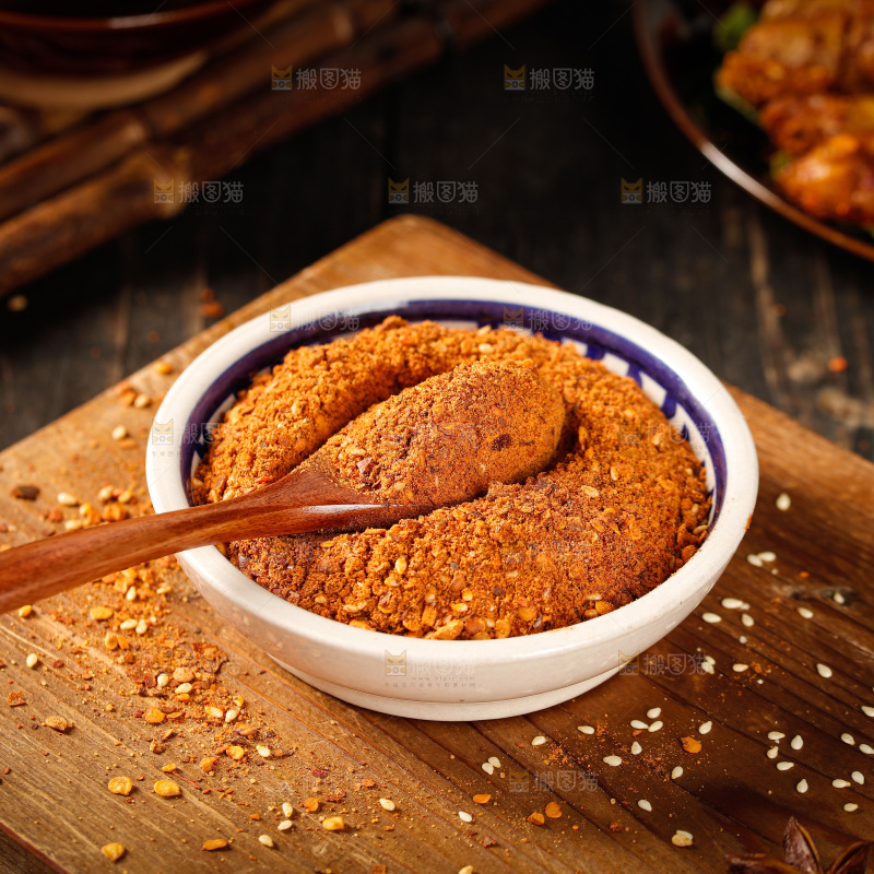 深底上的蘸料
