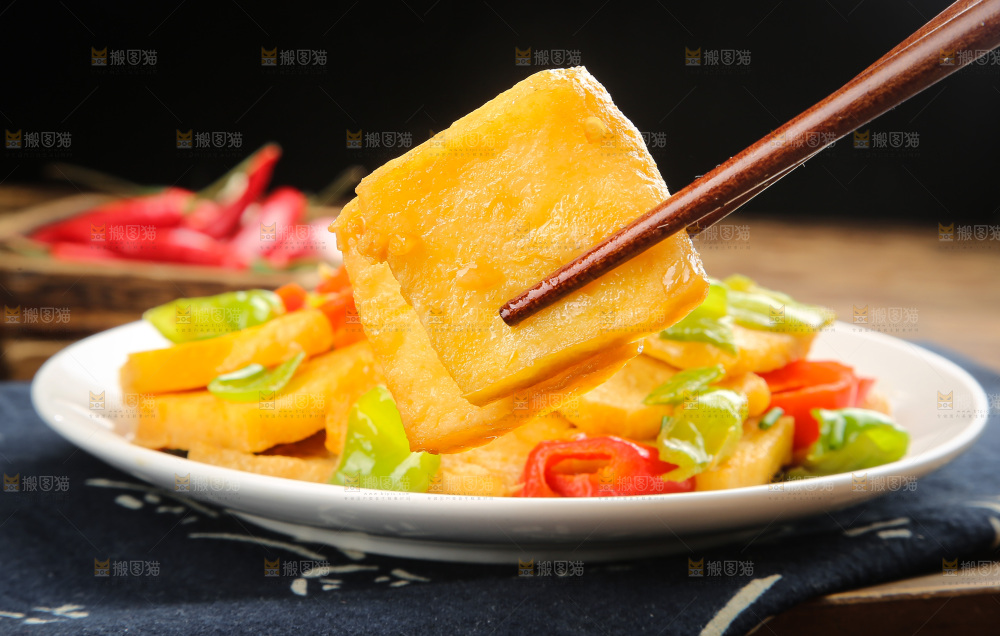 木底上的香煎豆腐