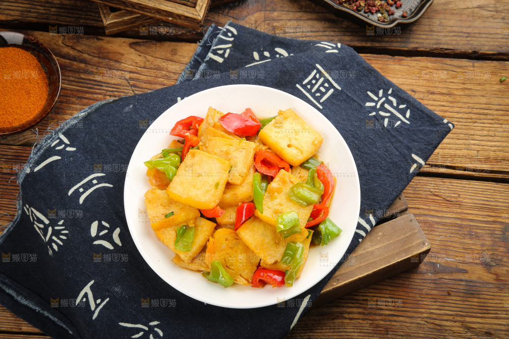 木底上的香煎豆腐