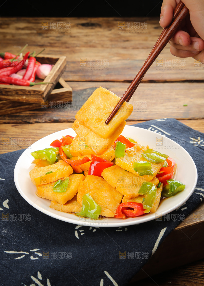 木底上的香煎豆腐