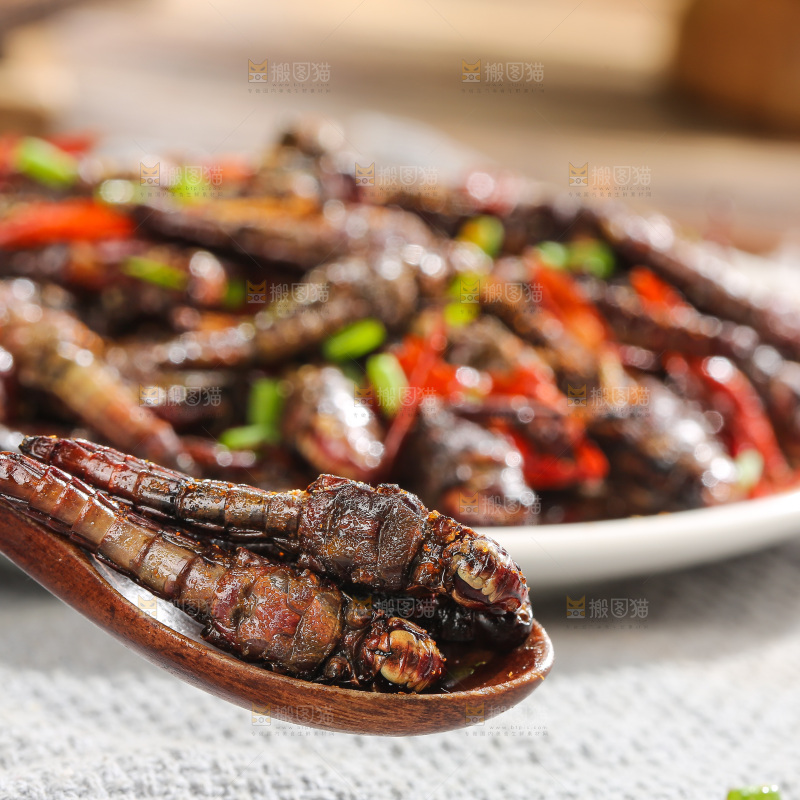 盘中里的干煸蚂蚱