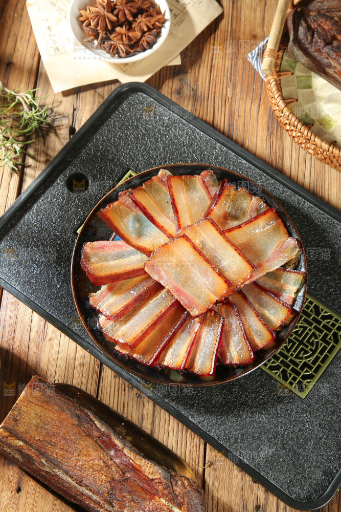 深底上的腊肉