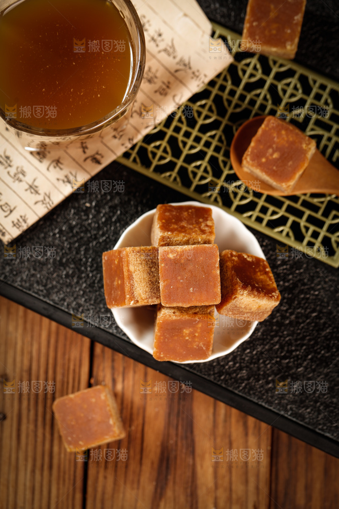 深底上的红糖块