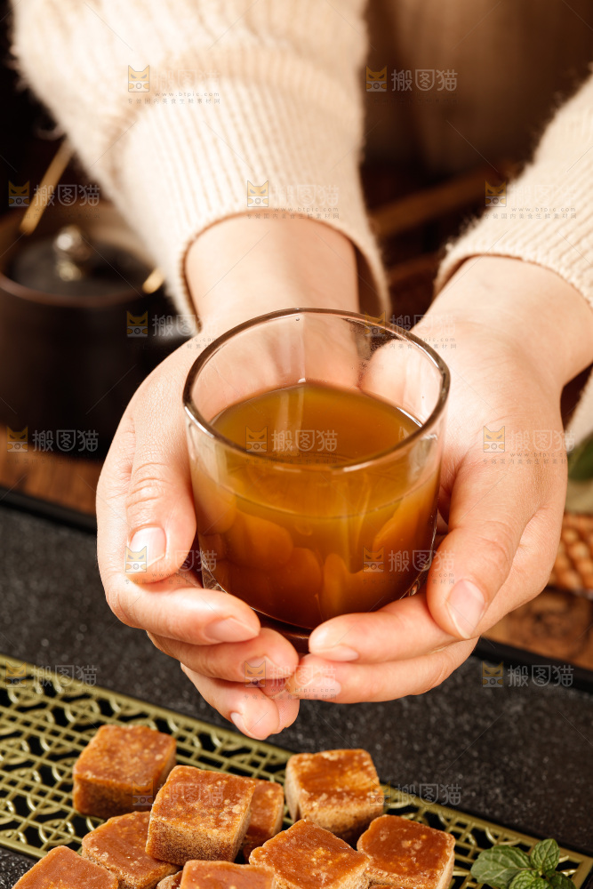 深底上的红糖块