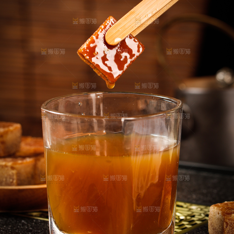 深底上的红糖块