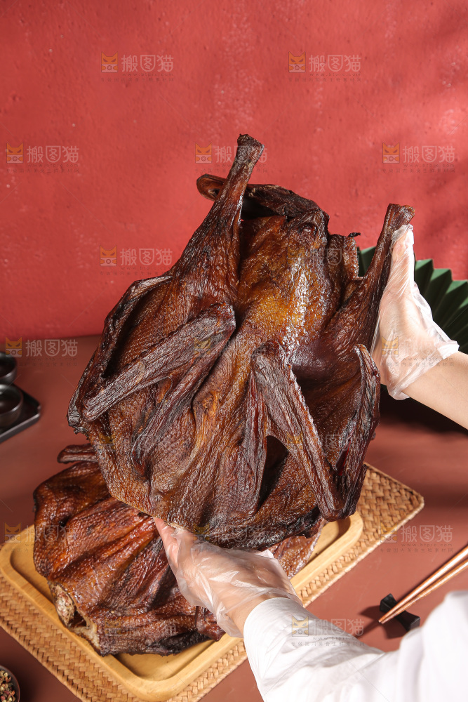 深底上整只腊鹅