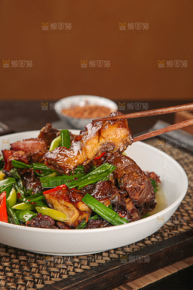 深底上的炒腊鸭