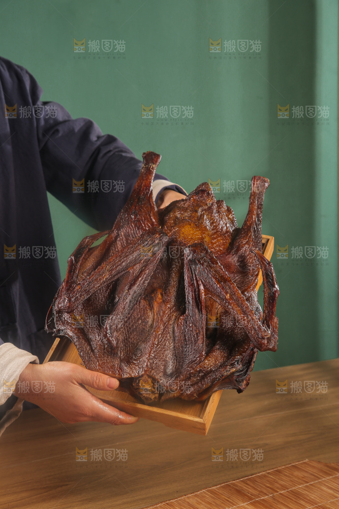 深底上整只腊鹅
