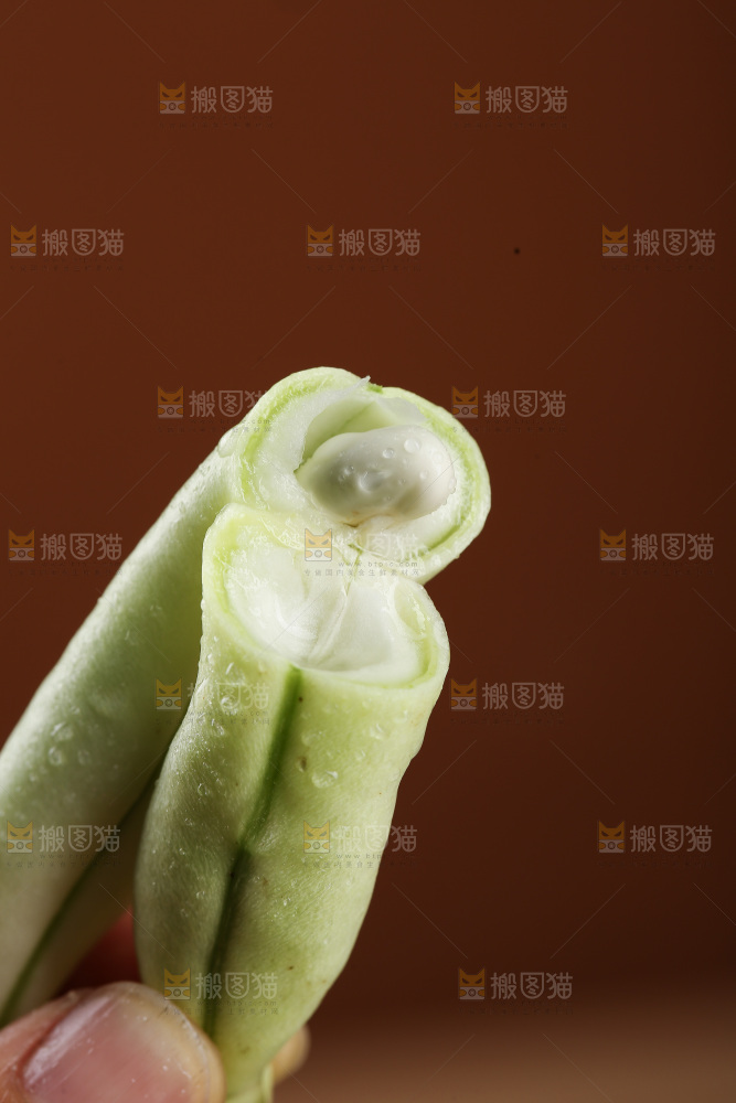 深底上的白芸豆角