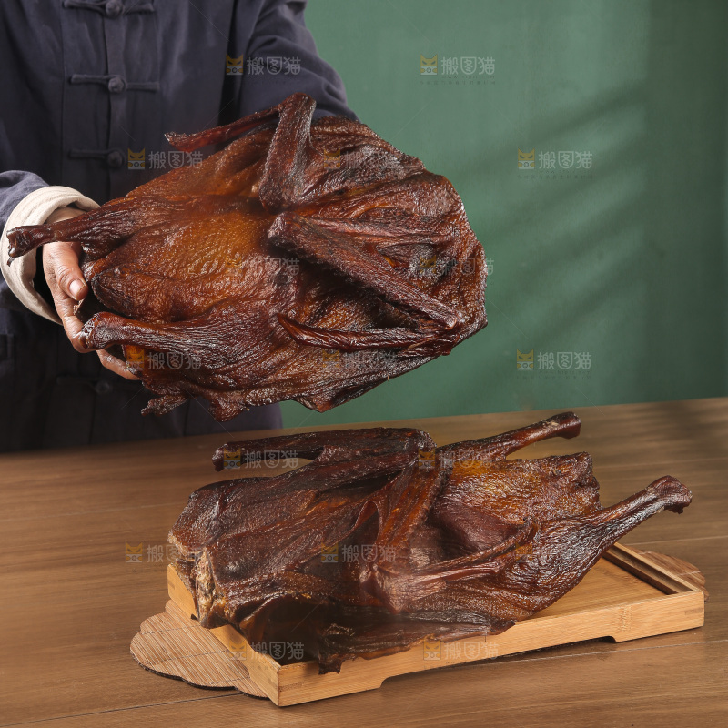 深底上整只腊鹅