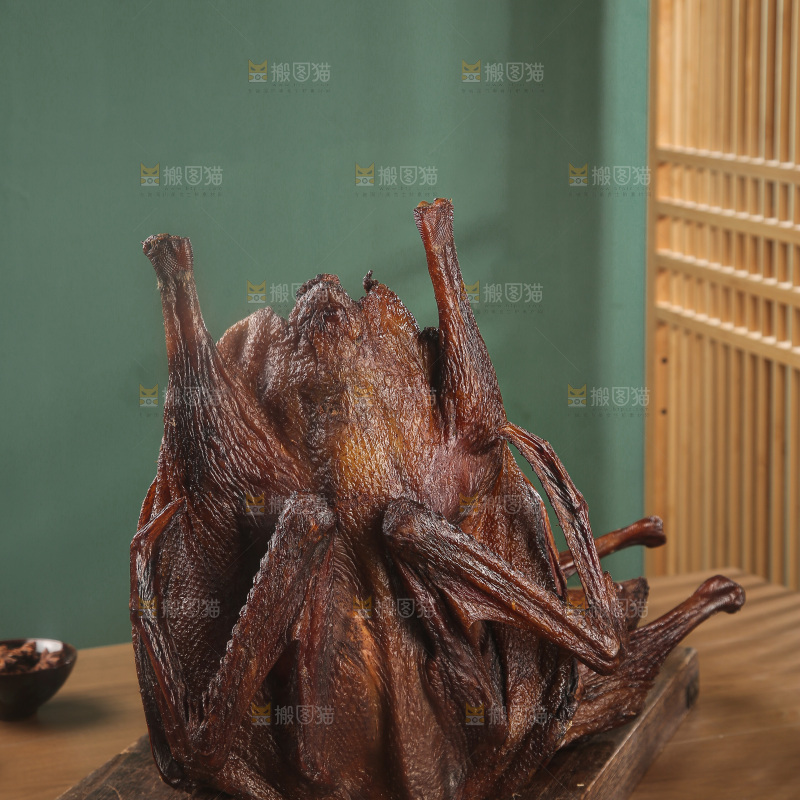 深底上整只腊鹅
