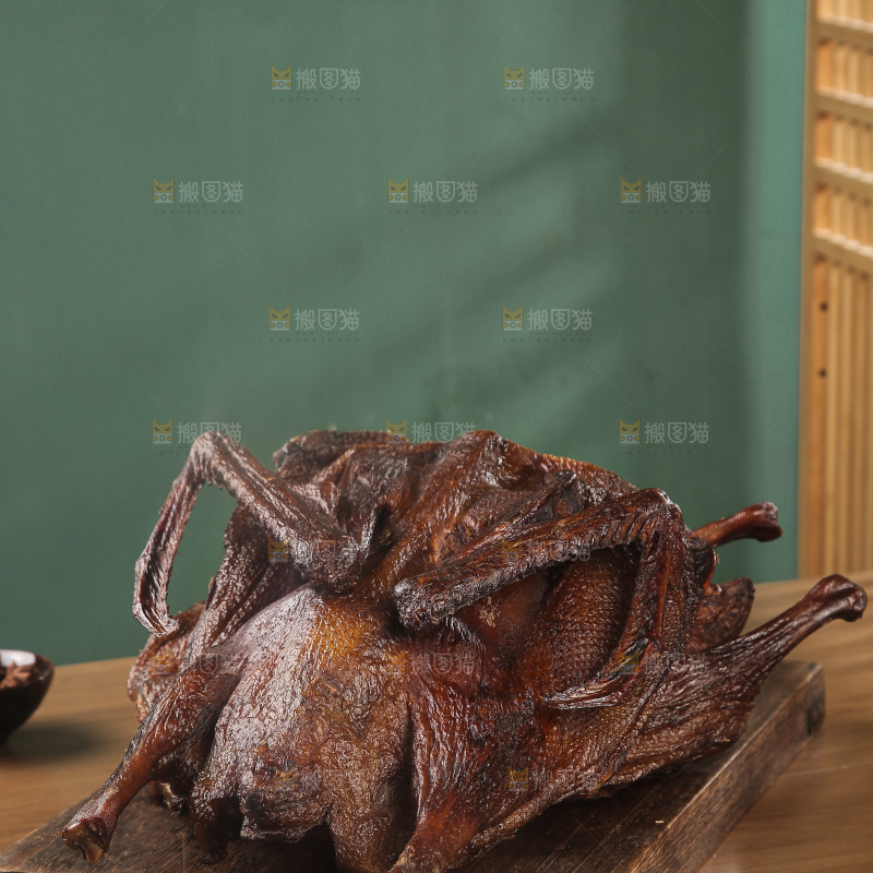 深底上整只腊鹅