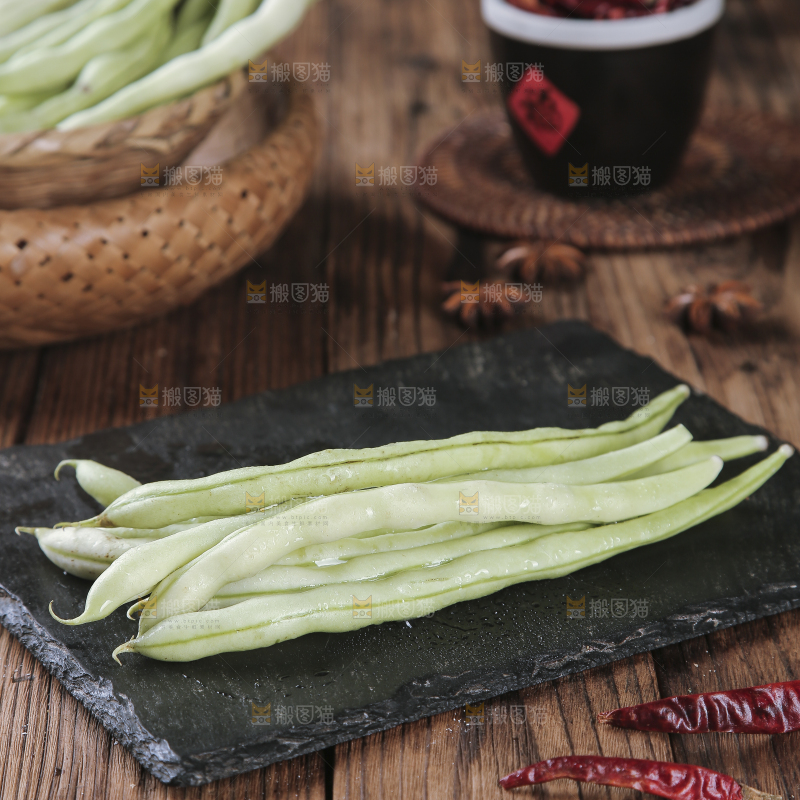 木底上的白芸豆角