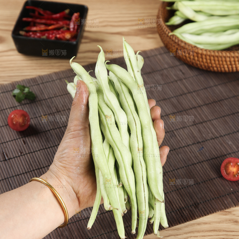 深底上的白芸豆角