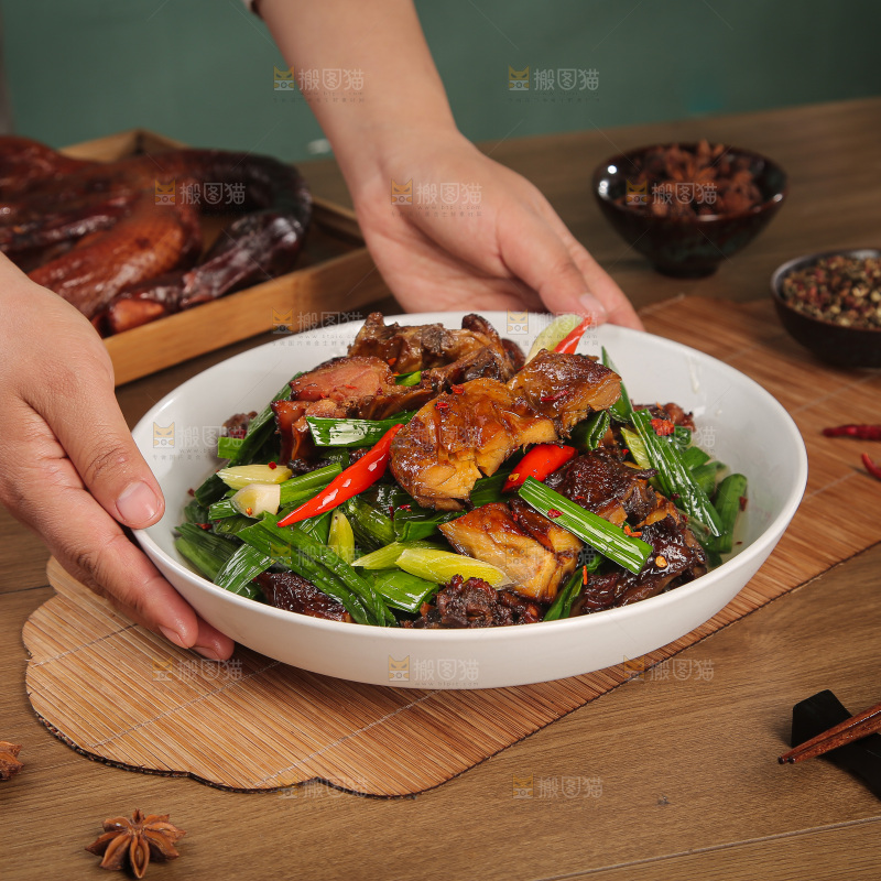 深底上的炒腊鸭