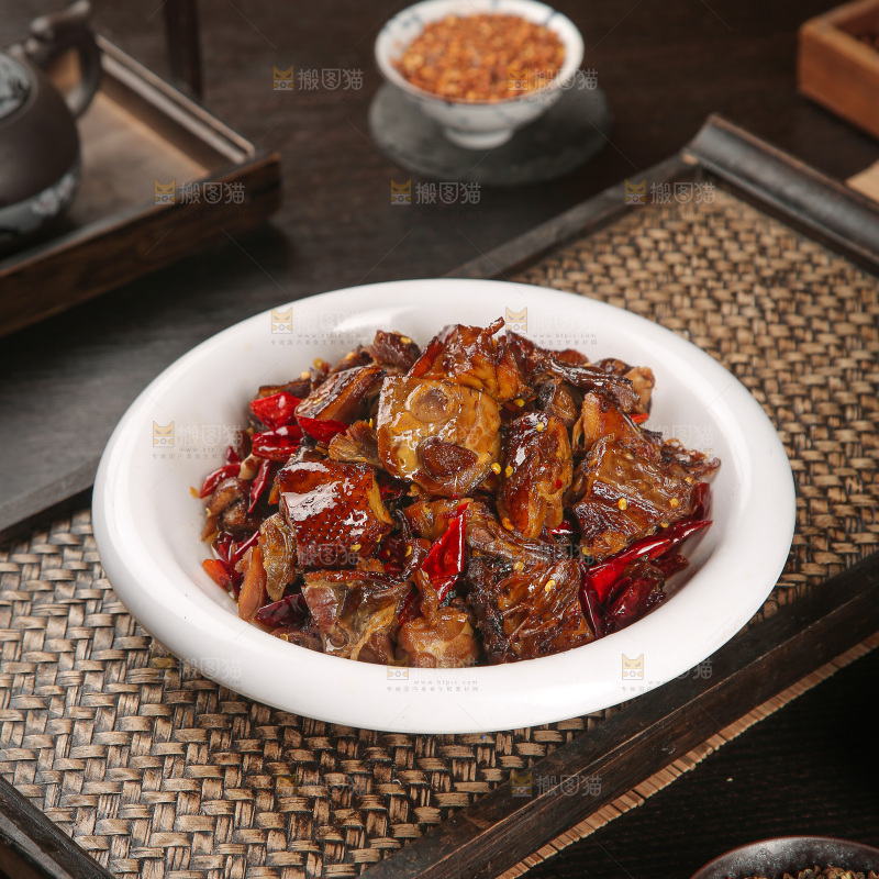 深底上的炒腊鸭