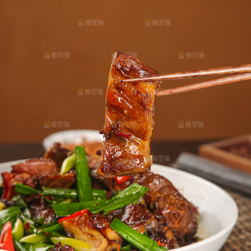 深底上的炒腊鸭
