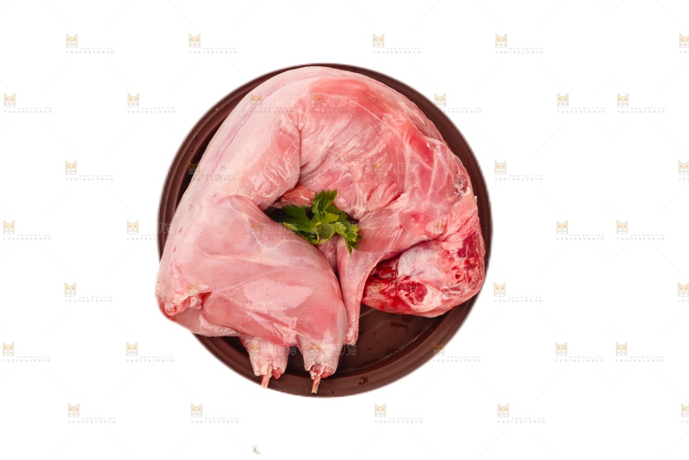 白底上的新鲜兔肉