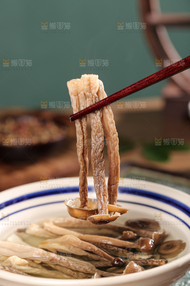 深底上的鹿茸菌