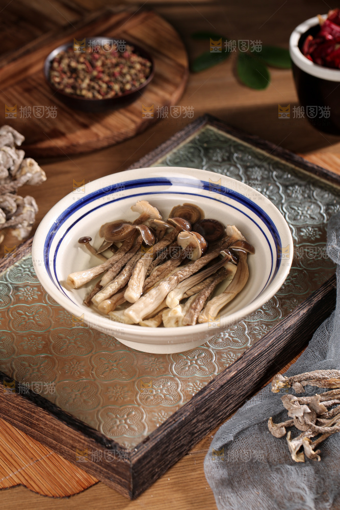 深底上的鹿茸菌