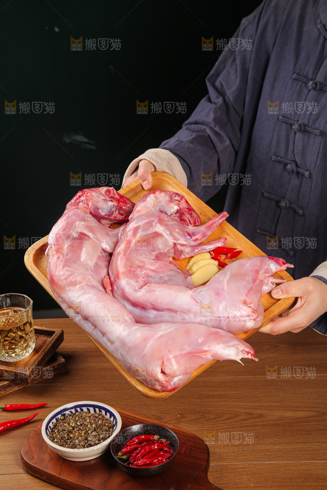 深底上的新鲜兔子