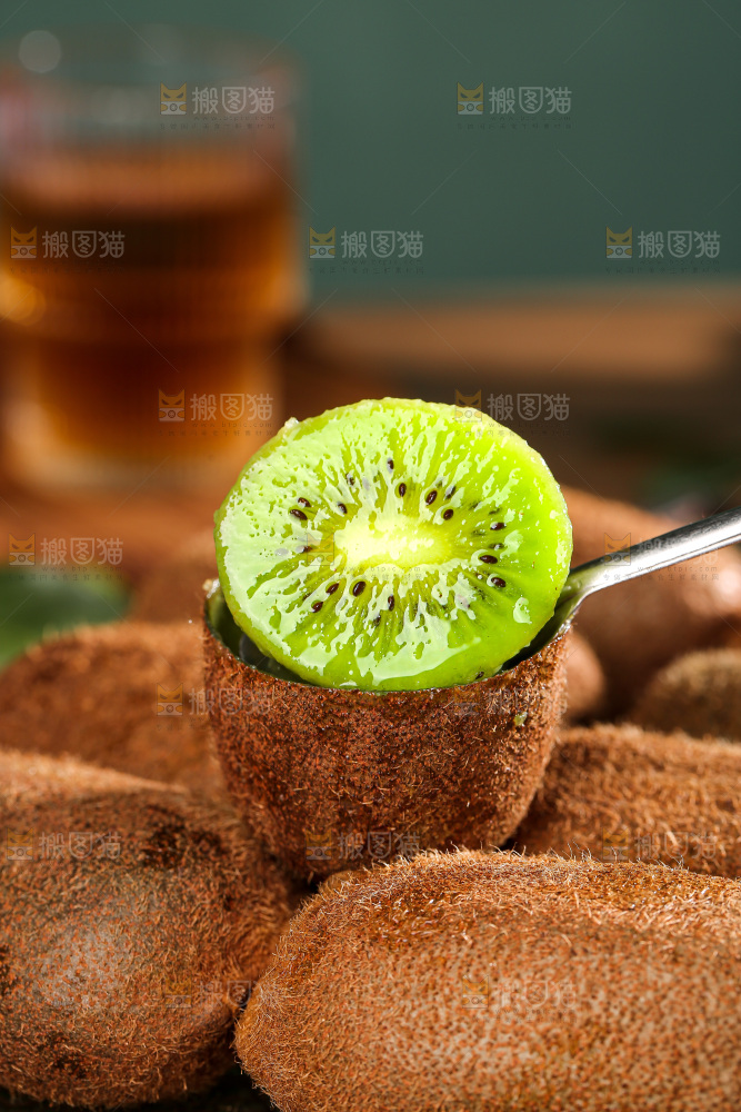 深底上的猕猴桃