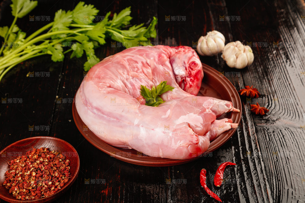 深底上的新鲜兔子