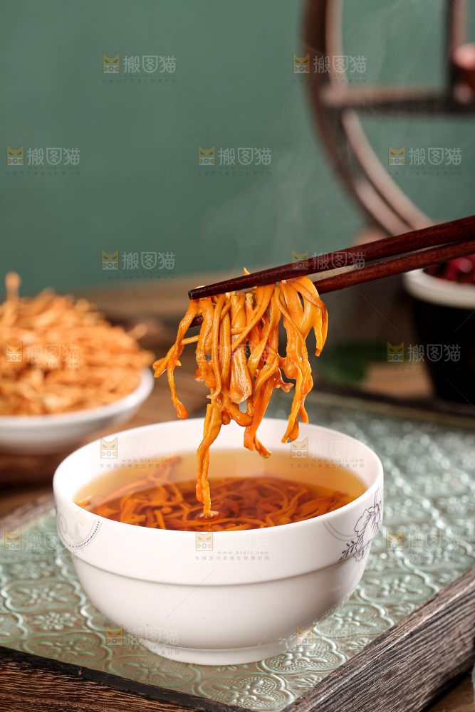 深底上的虫草花