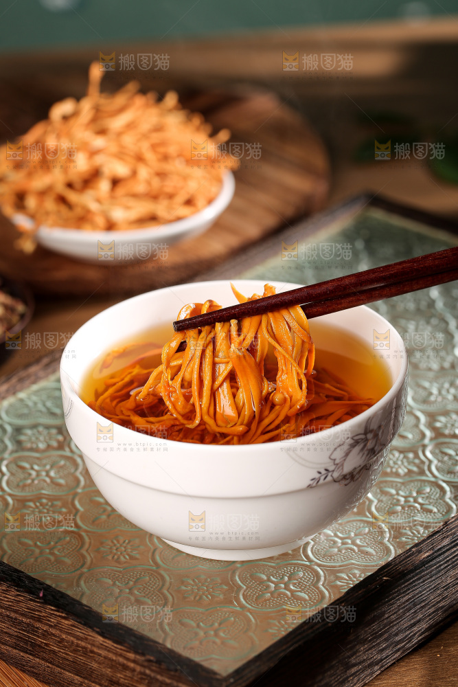 深底上的虫草花