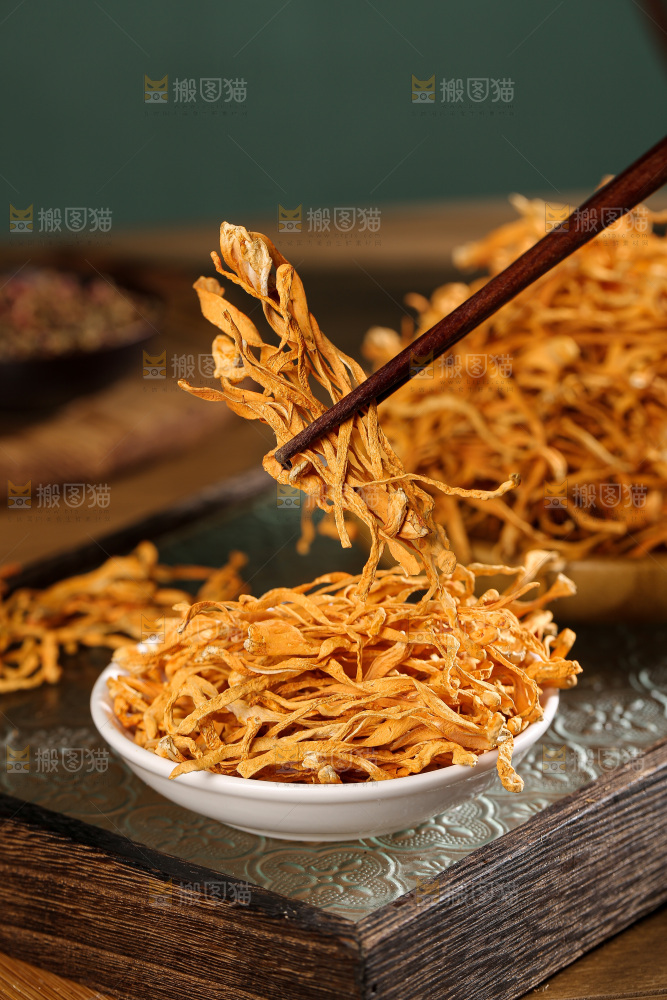 深底上的虫草花