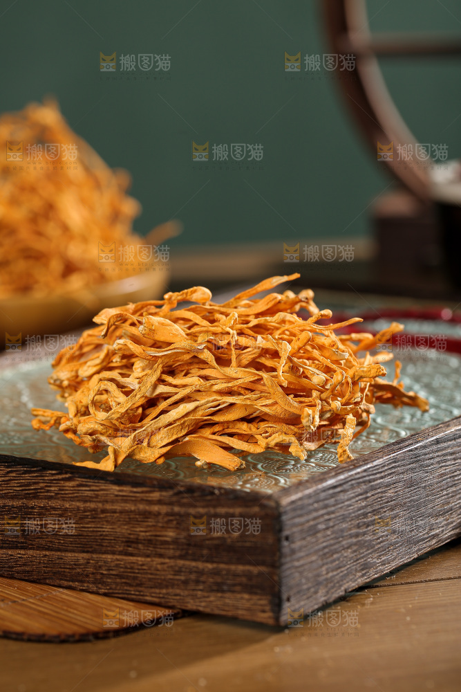 深底上的虫草花