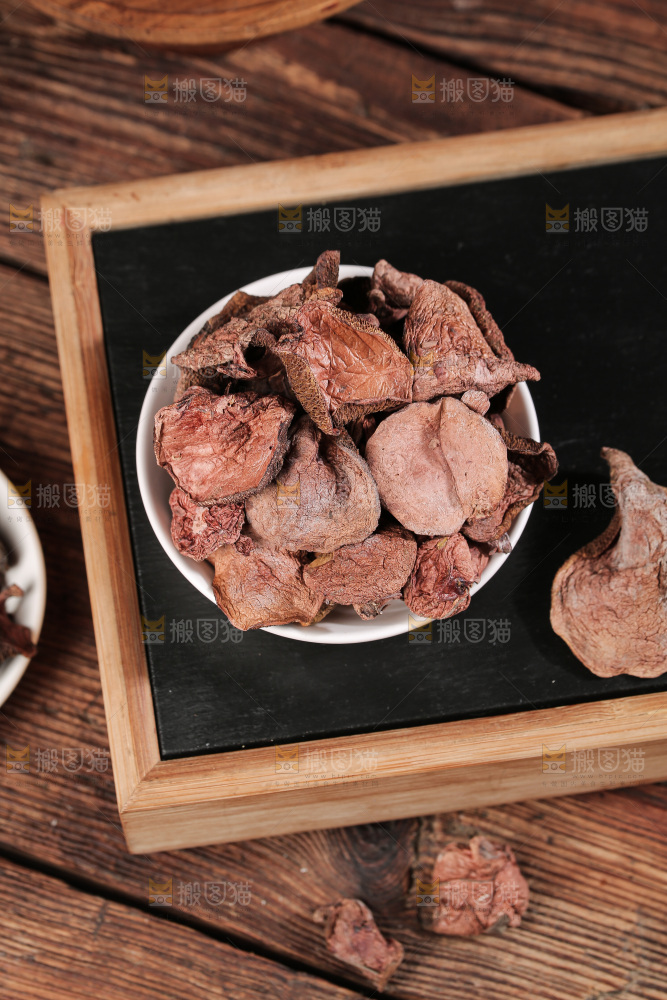 深底上的红乳牛肝菌