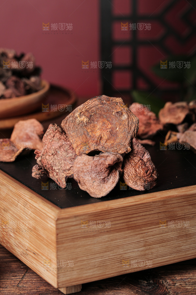 深底上的红乳牛肝菌
