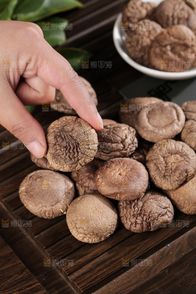 深底上的香菇