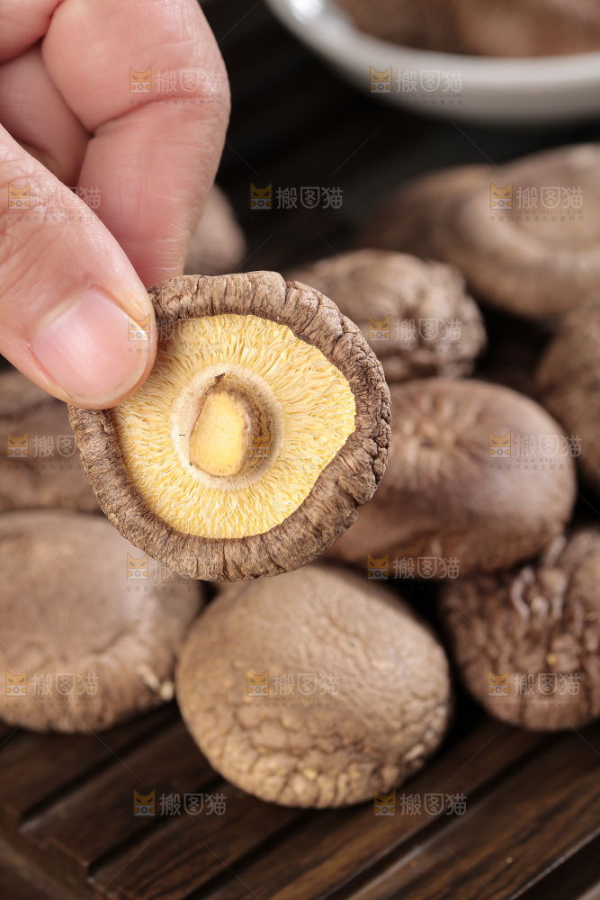 深底上的香菇