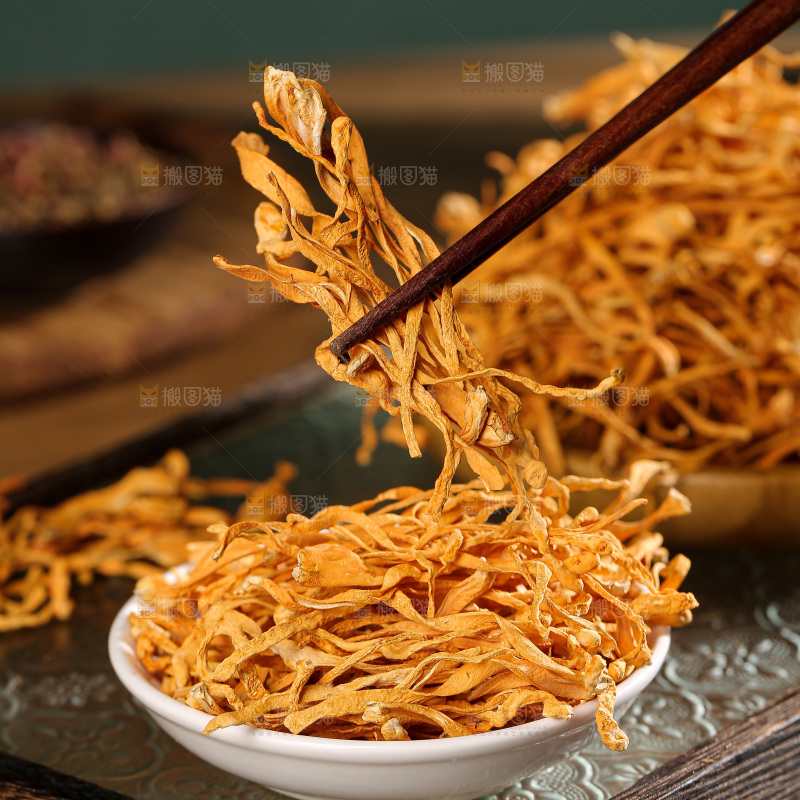 深底上的虫草花