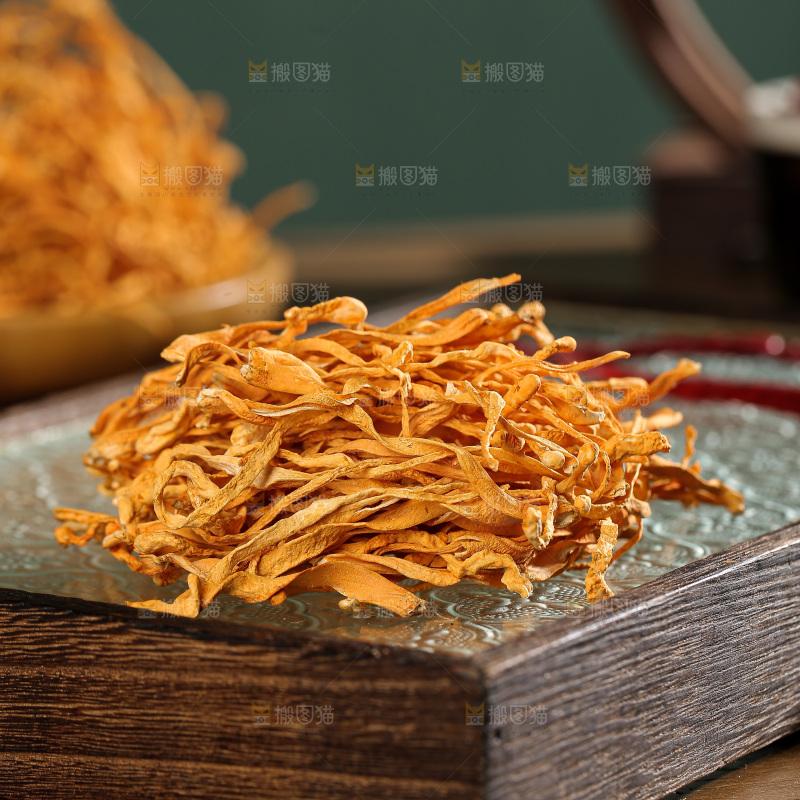 深底上的虫草花