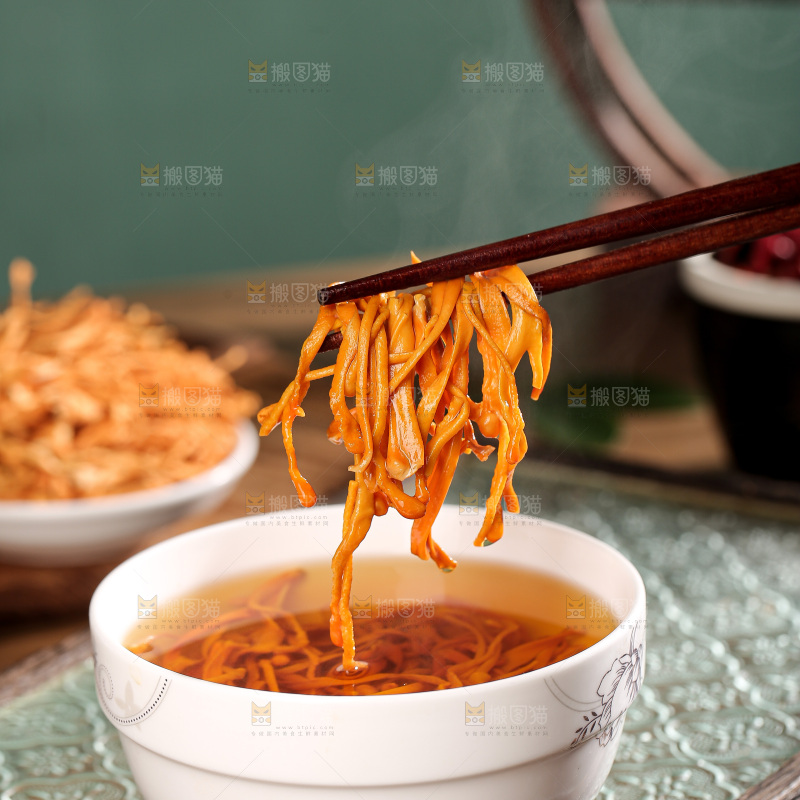 深底上的虫草花