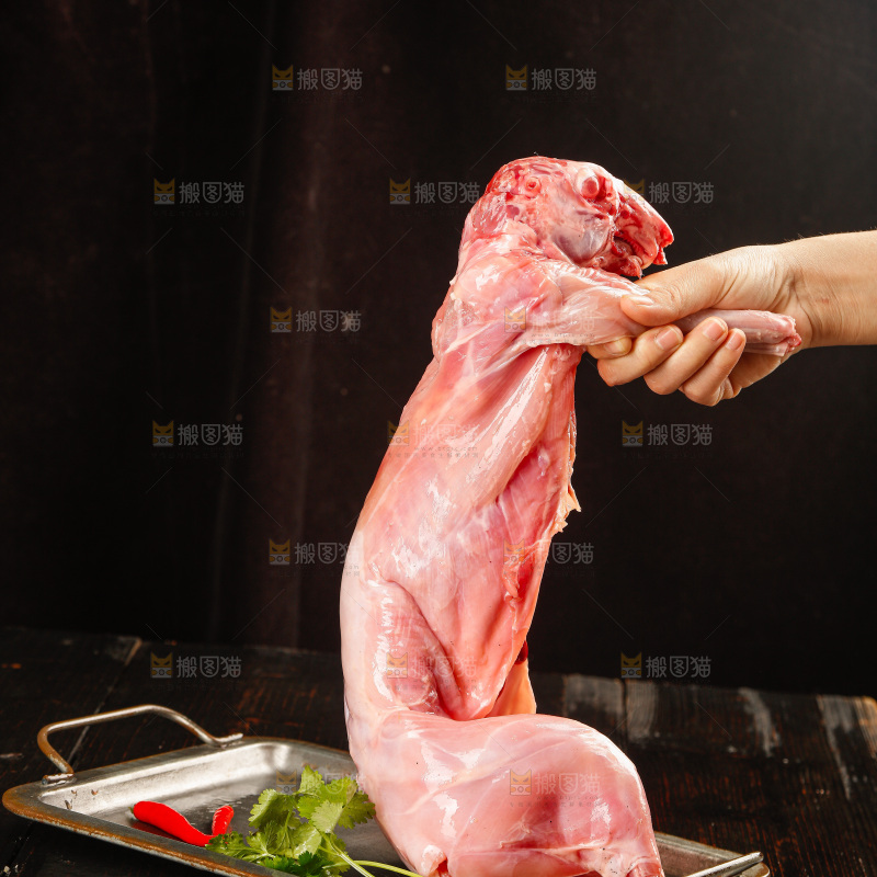 深底上的新鲜兔子