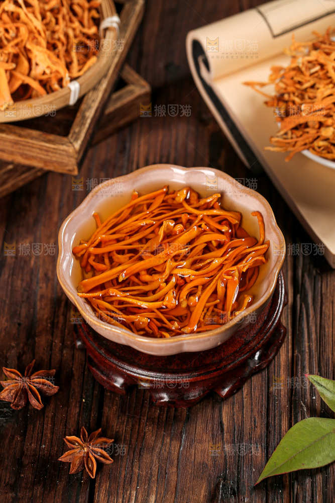 深底上的虫草花