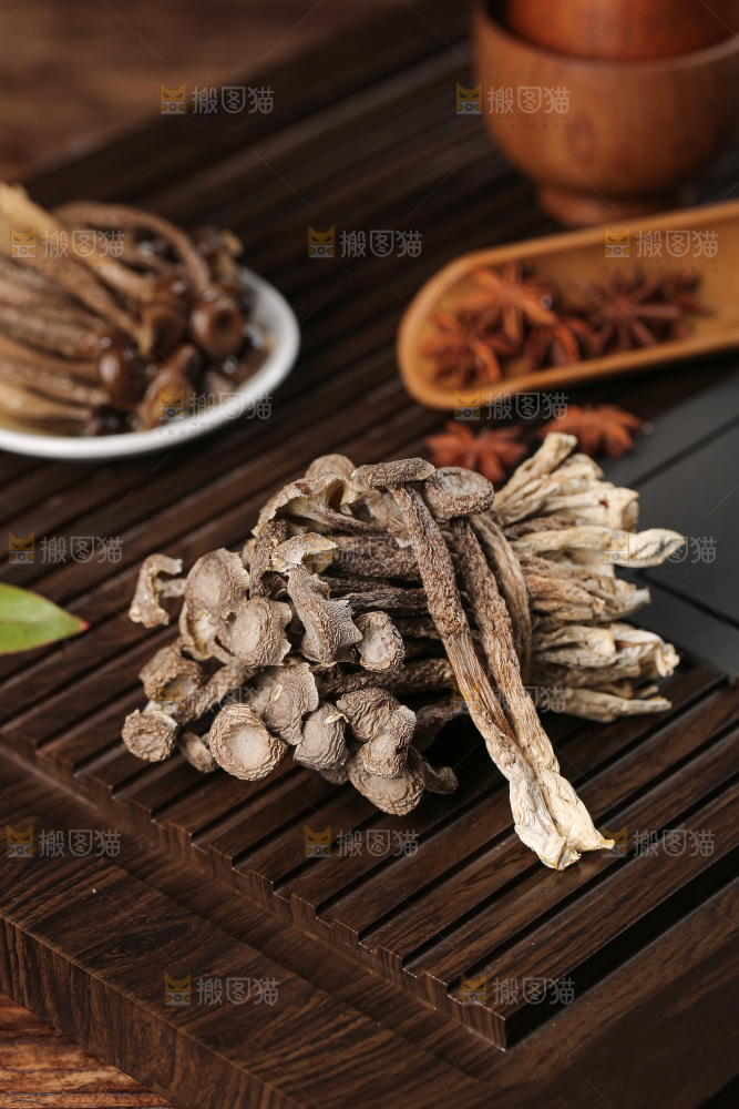 深底上的鹿茸菇