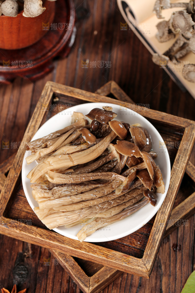 深底上的鹿茸菇