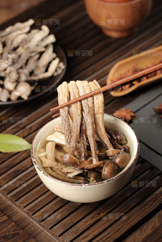 深底上的鹿茸菇