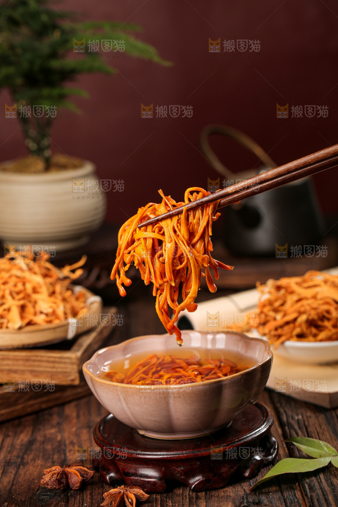 深底上的虫草花