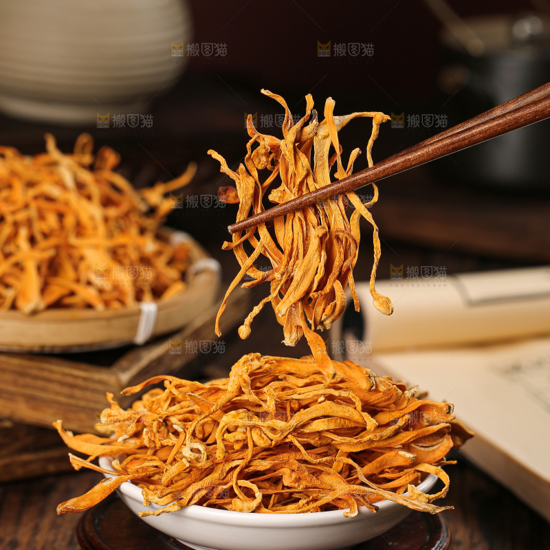 深底上的虫草花