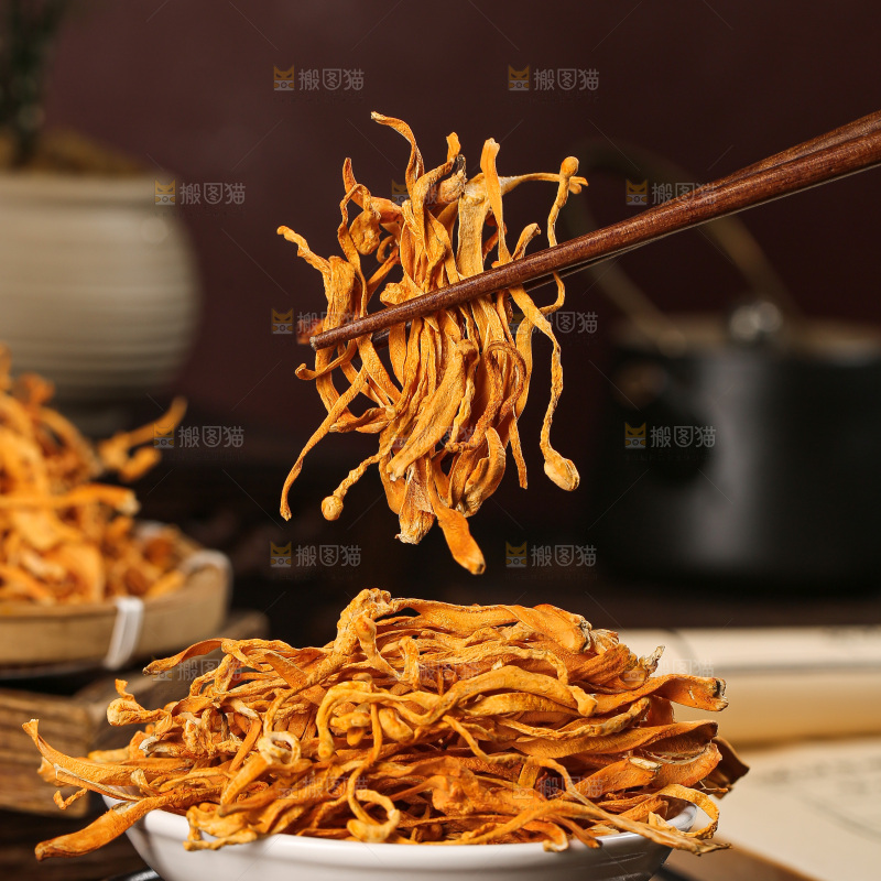 深底上的虫草花