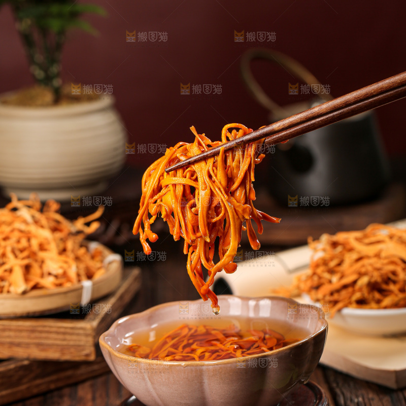 深底上的虫草花