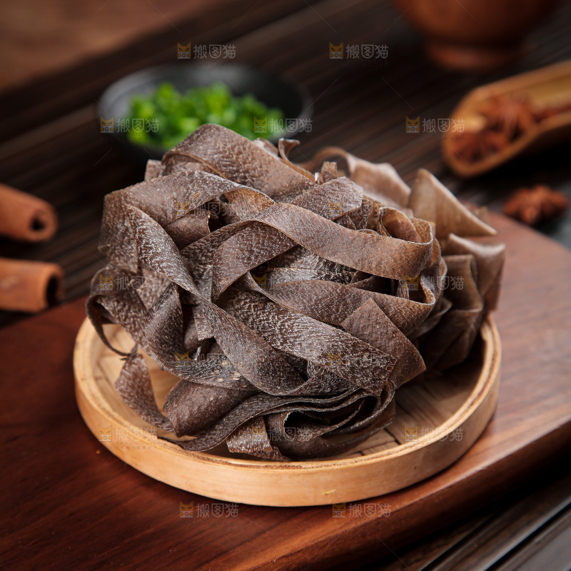 深底上的荞麦面皮